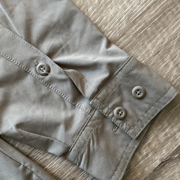 Mens Columbia large tan lightweight button down, brand new - Picture 4 of 5